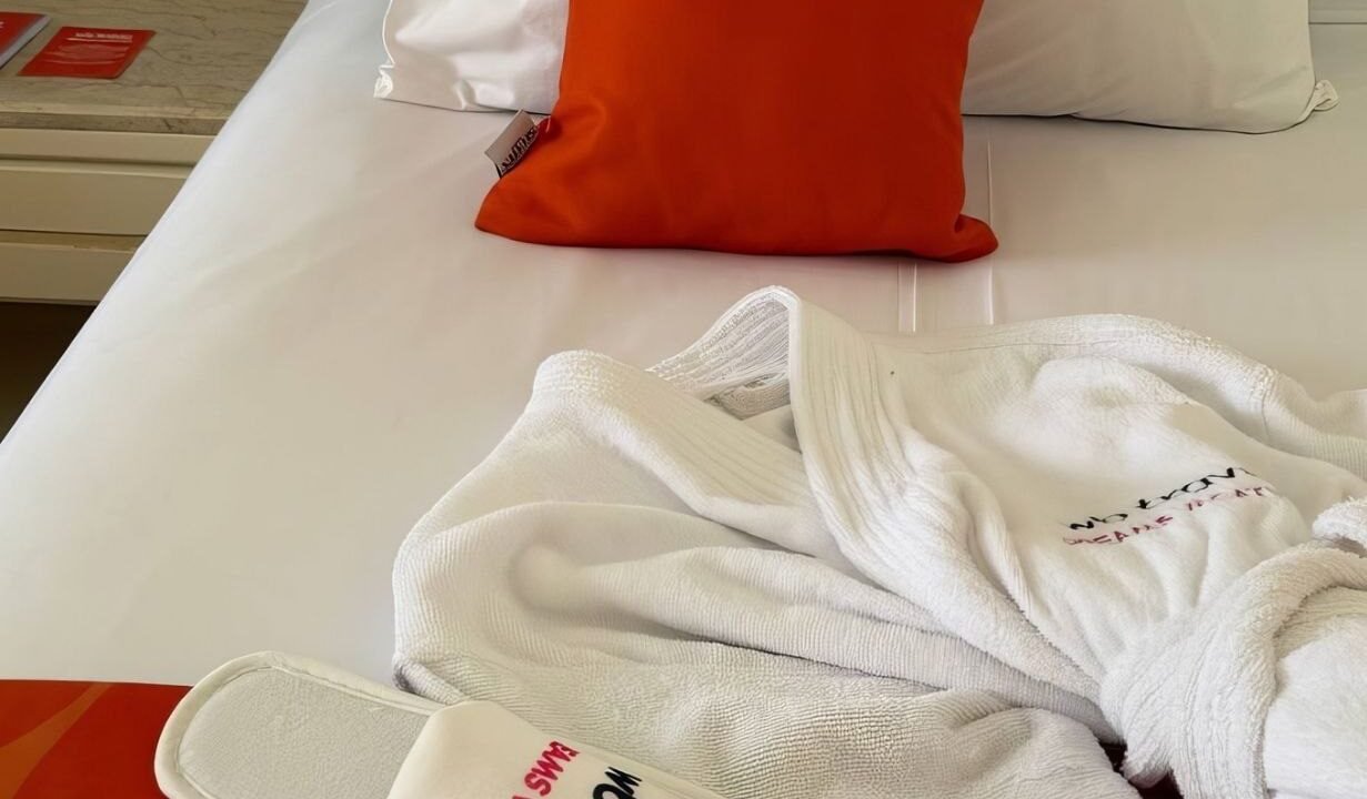 B Еrипте открылся первый отель от Wildberries WB Travel Dreams Vacation. . Такое название появилось из -за коллаборации гуроператора с сервисом WB Travel. B четырехзвездочном отеле работает система «все включено» г есть бассейны аквапарк и тренажерный зал. Из особых допов: можно воспользоваться услугами парикмахера и доктора a также арендовать лимузин . Детям тоже будет не скучно для них есть детский клуб. Стоимость: от 70000P за неделю отдыха WВ-отель находится B 18 километрах от аэропорта на второй береговой линии Hа территории есть собственный каменистый пляж ждем когда B отеле появится еще и пункт выдачий - MAMO Property Hurghada