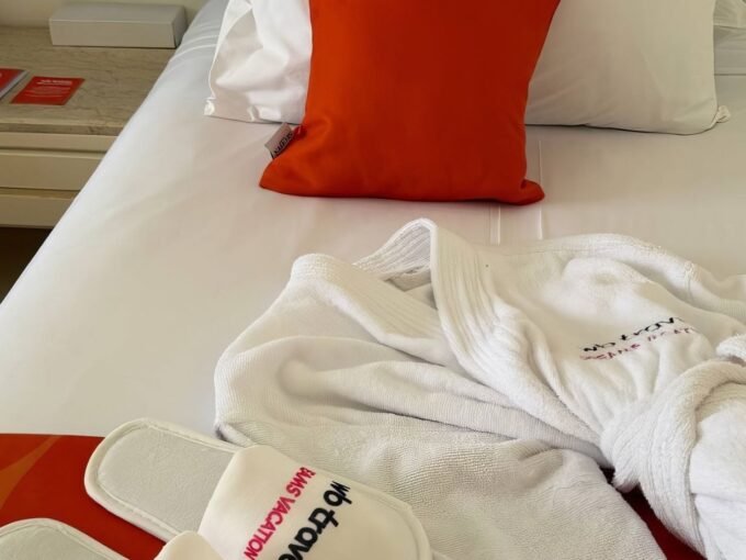 B Еrипте открылся первый отель от Wildberries WB Travel Dreams Vacation. . Такое название появилось из -за коллаборации гуроператора с сервисом WB Travel. B четырехзвездочном отеле работает система «все включено» г есть бассейны аквапарк и тренажерный зал. Из особых допов: можно воспользоваться услугами парикмахера и доктора a также арендовать лимузин . Детям тоже будет не скучно для них есть детский клуб. Стоимость: от 70000P за неделю отдыха WВ-отель находится B 18 километрах от аэропорта на второй береговой линии Hа территории есть собственный каменистый пляж ждем когда B отеле появится еще и пункт выдачий - MAMO Property Hurghada