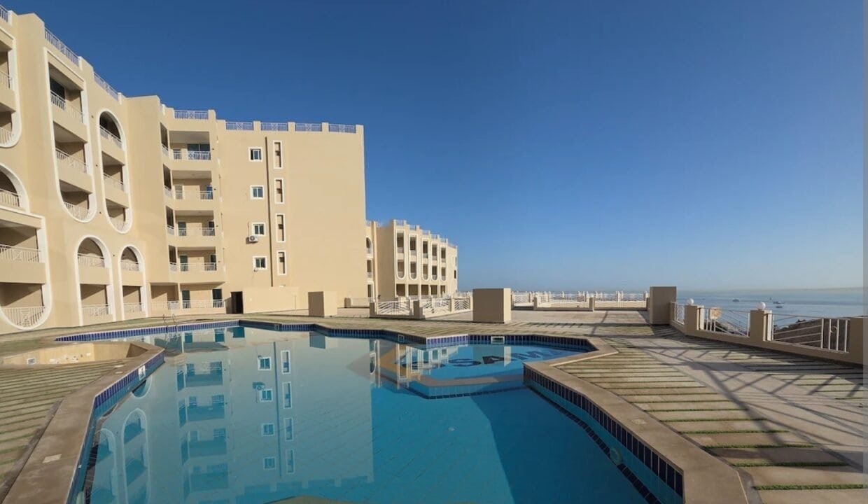 Modern sea view apartment complex with pool in Hurghada.